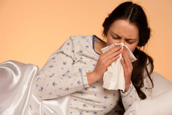 Mujer caucásica asiática con gripe y menos —  Fotos de Stock