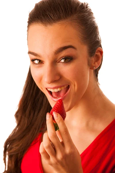 Hermosa feliz asiático caucásico mujer en rojo camiseta comer stra — Foto de Stock