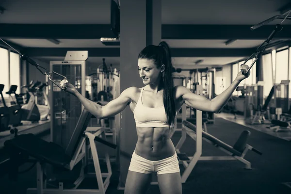 Beautiful passar kvinnan arbetande ute i gym - flicka i fitness — Stockfoto