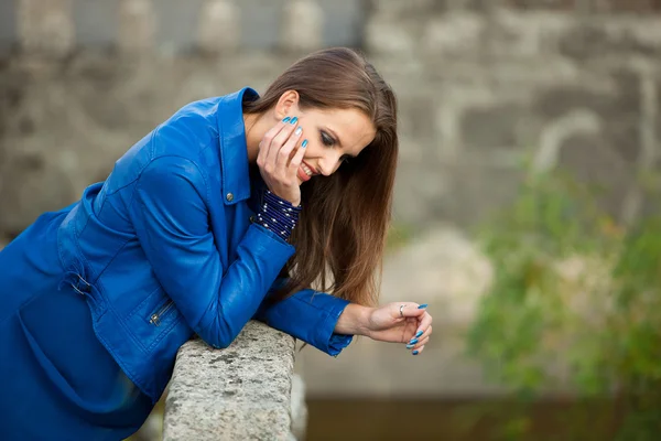 Blog stijl mooie brunette vrouw in modieuze kleding poseren — Stockfoto