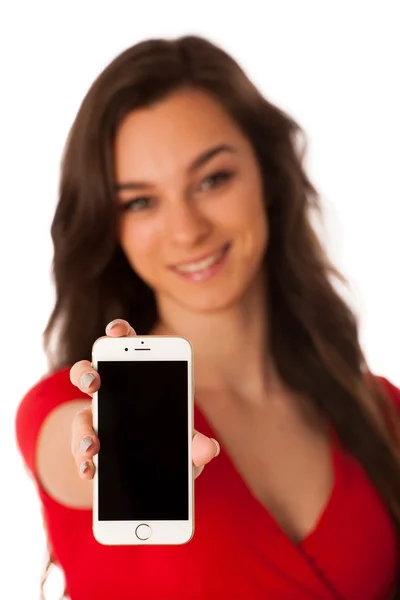 Beautiful young business woman showing a happy note on her smart — Stock Photo, Image