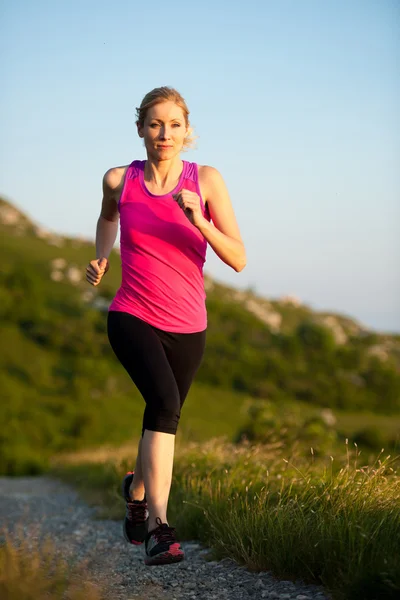 Mooie jonge vrouw runns Langlaufbericht padtekst Mountain op — Stockfoto