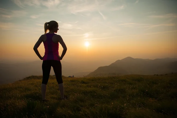 Vacker ung kvinna runns terränglöpning på en mountian bana på — Stockfoto