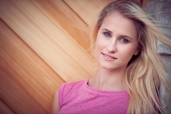 Hermosa joven rubia descansando en un banco al atardecer en verano — Foto de Stock