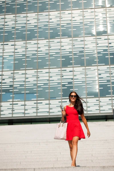 Joven mujer de negocios al aire libre en un día de verano — Foto de Stock
