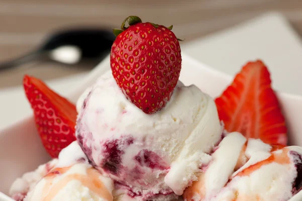 Glace aux fraises dans un bol blanc aux fraises — Photo