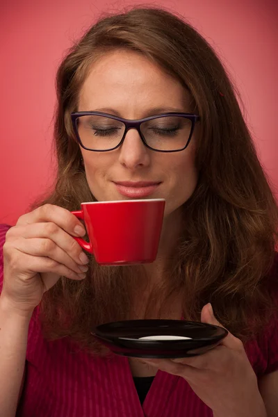 Gelukkige vrouw kopje koffie drinken in de vroege ochtend — Stockfoto