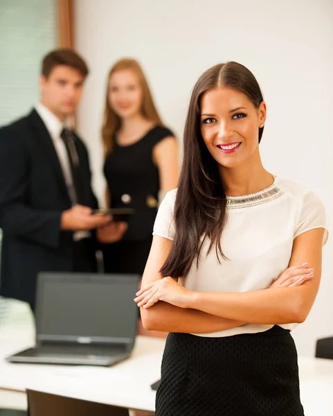 Podnikatelka - secretarry stojící v první rovina s cowork — Stock fotografie