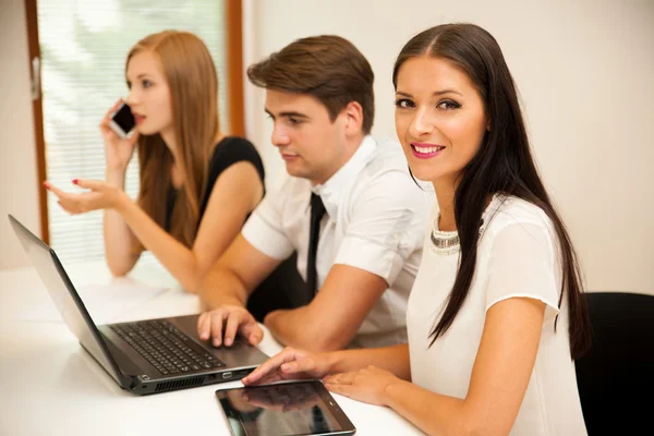 Gruppe von Geschäftsleuten sucht Lösung mit Brainstormi — Stockfoto