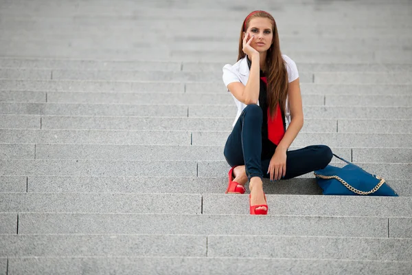 Estilo de blog mulher na moda em escadas posando — Fotografia de Stock