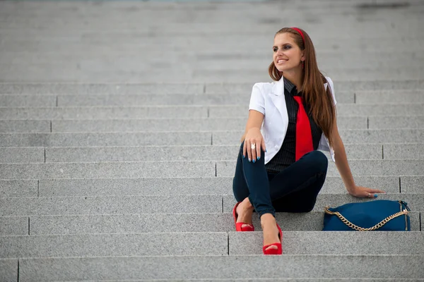 Blog stijl modieuze vrouw op trap poseren — Stockfoto