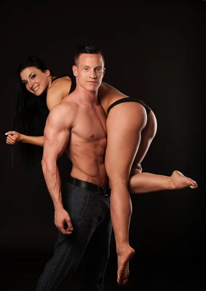 Casal de fitness posa em estúdio - homem e mulher em forma — Fotografia de Stock