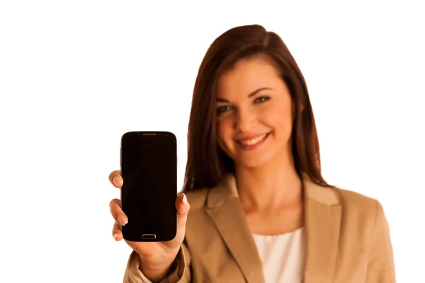 Mulher beleza usando e lendo um telefone inteligente isolado em um branco — Fotografia de Stock