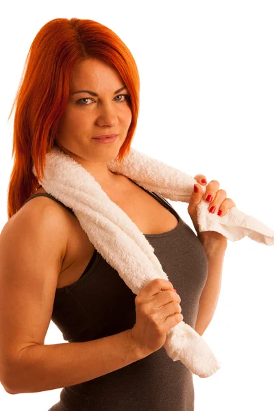Mulher com toalha após o exercício na aptidão isolado sobre branco b — Fotografia de Stock