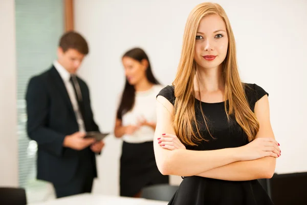 Biznes kobieta - secretarry stojąc w pierwszym zwykły z cowork — Zdjęcie stockowe