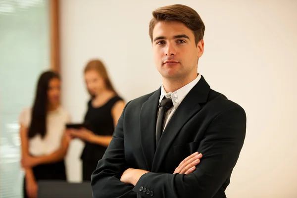 Young Business man   standing in first plain with coworkers in b — Stock Photo, Image