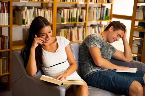 Grupo de estudiantes en la biblioteca leyendo libros - grupo de estudio — Foto de Stock