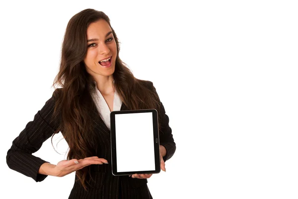 Belle jeune femme d'affaires montrant tablette avec écran pour co — Photo