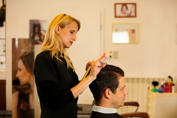 Cabeleireiro feminino corte cabelo de homem sorridente cliente na beleza — Fotografia de Stock