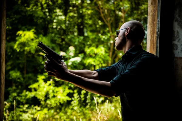 Nebezpečný muž s pistolí — Stock fotografie