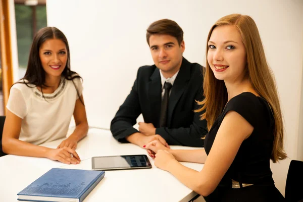 Grupo de gente de negocios en busca de solución con brainstormi —  Fotos de Stock