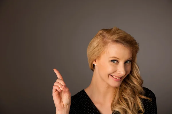 Ziemlich nachdenklich kaukasische blonde Geschäftsfrau Blick in Kopie — Stockfoto