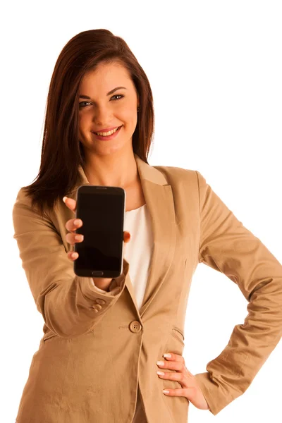 Mulher beleza usando e lendo um telefone inteligente isolado em um branco — Fotografia de Stock