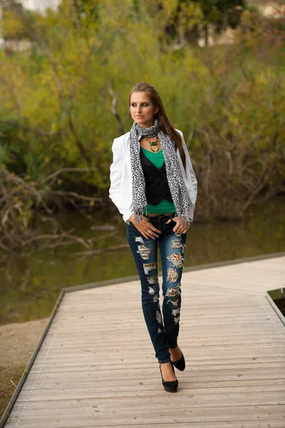 Blog stijl mooie brunette vrouw in modieuze kleding poseren — Stockfoto