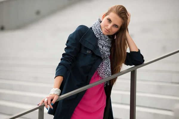 Blog style fashionable woman on stairs posing — Stock Photo, Image