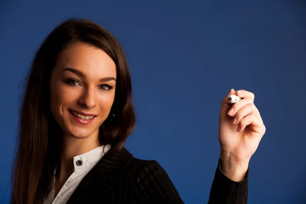 Vrouw team aanmoedigen door het schrijven van een plan voor succes op transparante scherm — Stockfoto