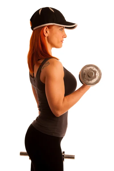 Vacker ung kvinna som arbetar med dumbels i fitness gym — Stockfoto