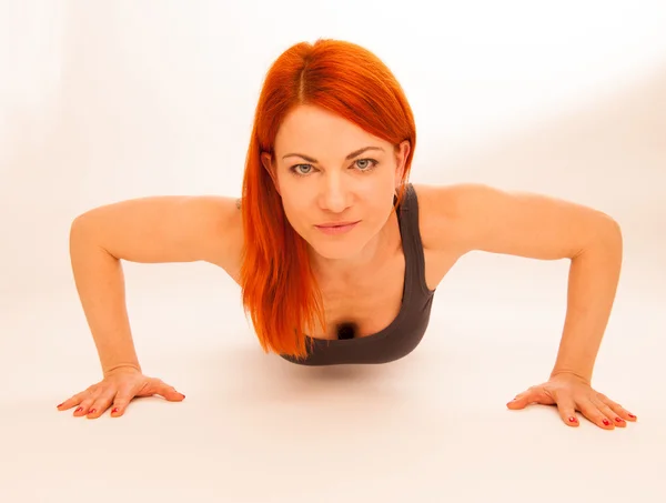 Vrouw doet push ups in fitness — Stockfoto