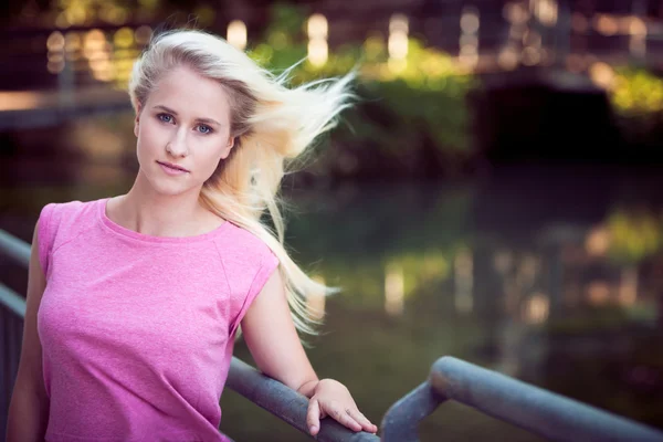 Schöne junge blonde Frau auf einem Spaziergang durch die Stadt in der Nähe der Burg im Sommer sonnigen Tag — Stockfoto