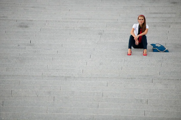 Blog style fashionable woman on stairs posing — Stock Photo, Image