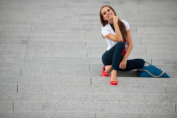 Estilo de blog mulher na moda em escadas posando — Fotografia de Stock