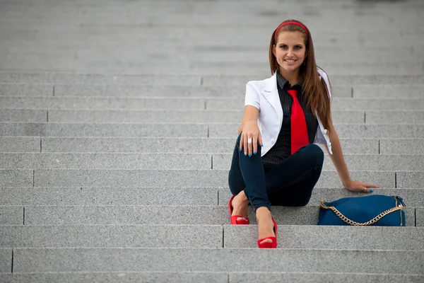 Блог стиль модной женщины на лестнице позируя — стоковое фото