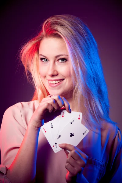 Hermosa mujer caucásica con cartas de póquer fuera de nuestros ases de juego en el casino — Foto de Stock