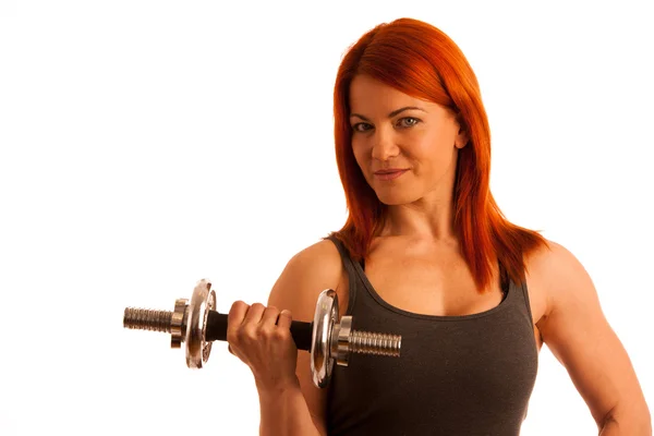 Vacker ung kvinna som arbetar med dumbels i fitness gym — Stockfoto