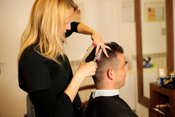 Peluquero mujer corte el pelo del hombre sonriente cliente en la belleza — Foto de Stock