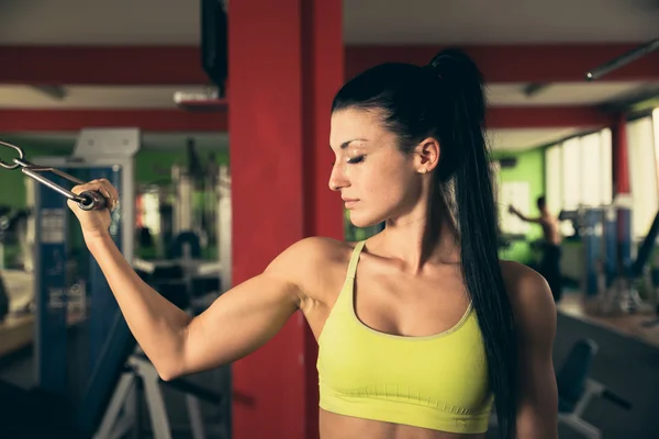 Bella donna in forma che lavora in palestra - ragazza in forma — Foto Stock