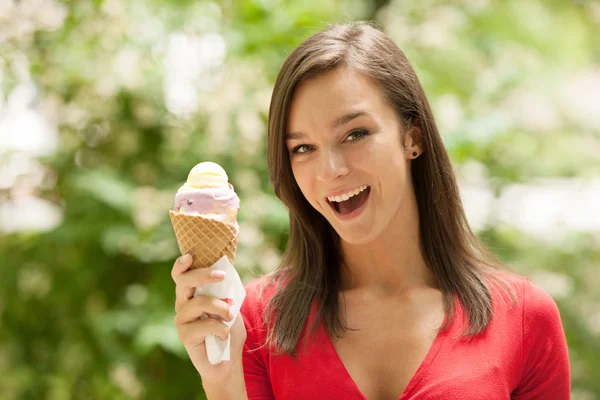 Mujer come helado dulce al aire libre en el parque — Foto de Stock