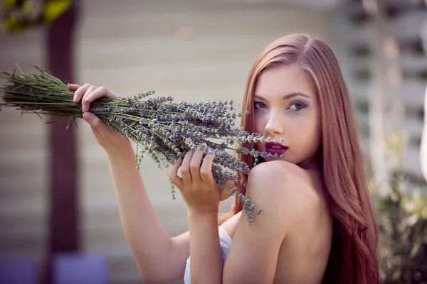 Mooie jonge vrouw op Lavendel veld — Stockfoto