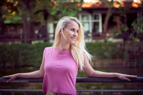 Bella giovane donna bionda su una passeggiata arownd la città vicino al castello in estate giornata di sole — Foto Stock