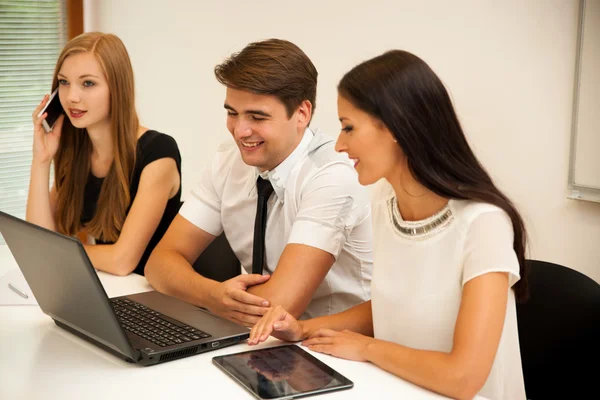 Gruppe von Geschäftsleuten sucht Lösung mit Brainstormi — Stockfoto