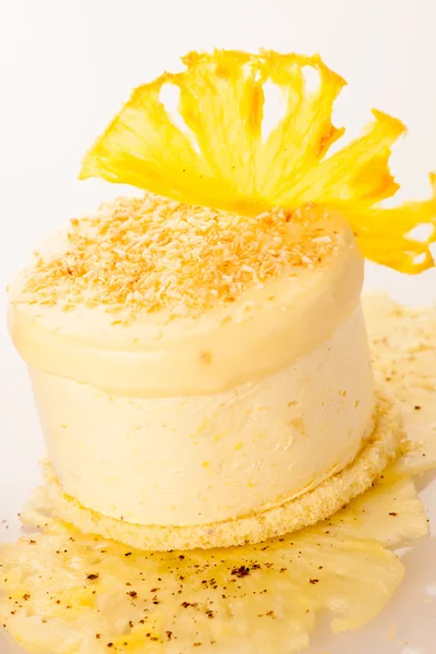 Сладкий ананасовый торт на белом фоне — стоковое фото