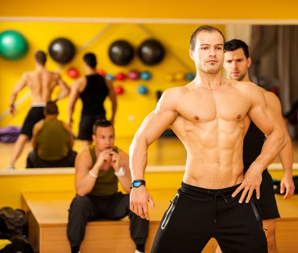 Bodybuilder train posant avant la compétition — Photo