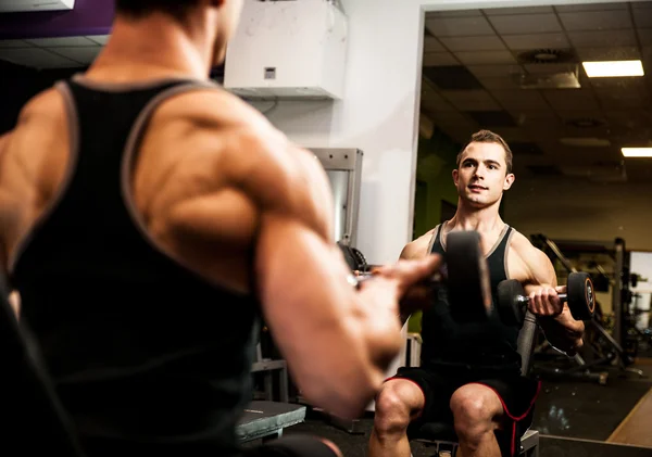 Handsom entrenamiento de hombre joven en gimnasio de fitness — Foto de Stock