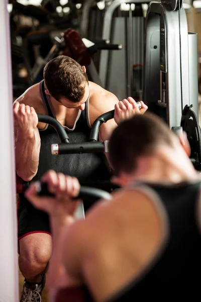 Handsom jovem treino no ginásio de fitness — Fotografia de Stock