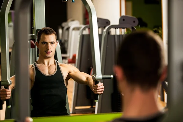 Handsom jovem treino no ginásio de fitness — Fotografia de Stock