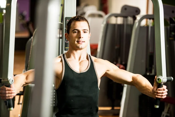 Handsom jovem treino no ginásio de fitness — Fotografia de Stock